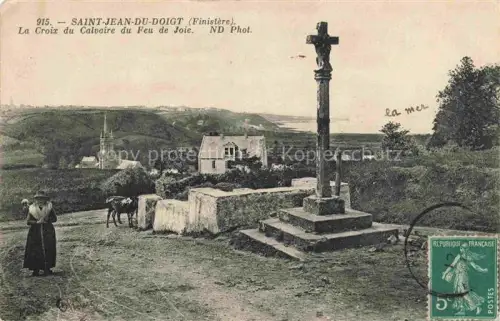 AK / Ansichtskarte Saint-Jean-du-Doigt Morlaix 29 Finistere Croix-du-Calvaire Calvaire Frau Ziege Kirche Dorf Kueste Meer Huegel