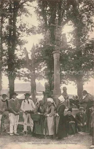 AK / Ansichtskarte Sainte Anne La Palud Chateaulin 29 Finistere Pardon Calvaire Pilger Bretonische-Tracht Tracht Prozession Kreuz Baeume