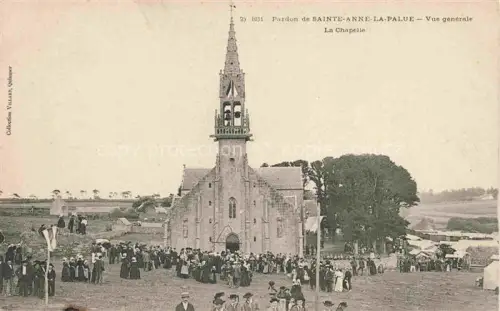 AK / Ansichtskarte Sainte Anne La Palud Chateaulin 29 Finistere Pardon Chapelle Kapelle Kirchturm Pilger Tracht Menschenmenge Felder