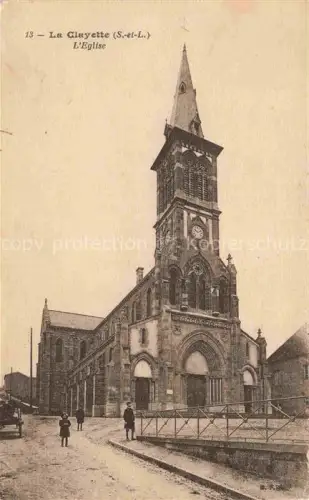 AK / Ansichtskarte La Clayette Charolles 71 Saone-et-Loire Kirche Kirchturm Uhr Neugotik Strasse Passanten
