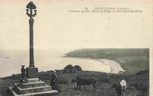 AK / Ansichtskarte Plougasnou Morlaix 29 Finistere Calvaire Ker-Maria Plage-de-Saint-Jean-du-Doigt Kueste Kuehe Frau Bucht Kreuz