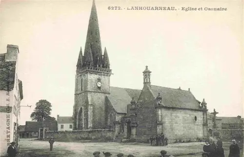 AK / Ansichtskarte Lanhouarneau Morlaix 29 Finistere Eglise Ossuaire Kirche Kirchturm Dorfplatz Bretagne