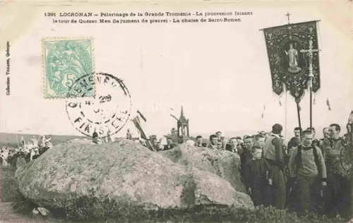 AK / Ansichtskarte Locronan Chateaulin 29 Finistere Grande-Troménie Pèlerinage Quézec-Men Jument-de-Pierre Chaise-de-Saint-Ronan Prozession Kreuz Banner Menhir