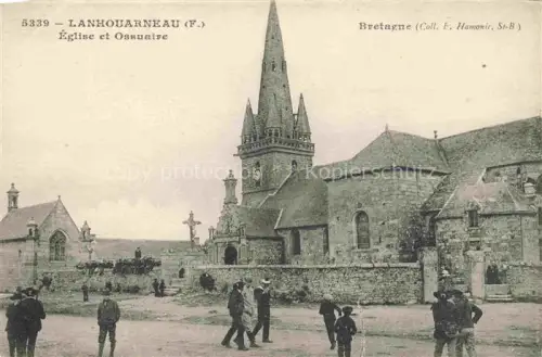 AK / Ansichtskarte Lanhouarneau Morlaix 29 Finistere Eglise Ossuaire Kirche Kirchturm Calvaire Dorfplatz Maenner