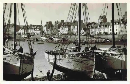 AK / Ansichtskarte Camaret-sur-Mer Chateaulin 29 Finistere Le-Port-vu-du-Sillon Fischerboote Hafen Masten Haeuserzeile Ebbe Segelboote