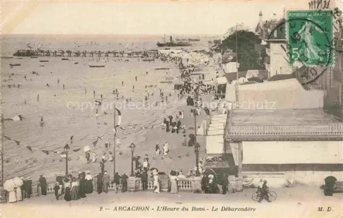 AK / Ansichtskarte ARCACHON 33 Gironde Débarcadère Heure-du-Bain Strand Strandpromenade Badende Boote Dampfschiff Pier Strandkoerbe