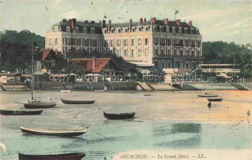 AK / Ansichtskarte ARCACHON 33 Gironde Grand-Hôtel Boote Strand Bassin Segelboote Ruderboote Ufer Handkoloriert