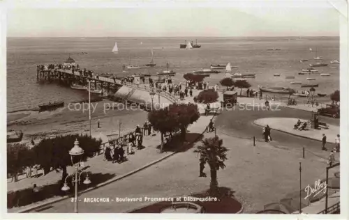 AK / Ansichtskarte ARCACHON 33 Gironde Boulevard-Promenade Débarcadère Seebruecke Passanten Boote Segelboote Palmen Bassin