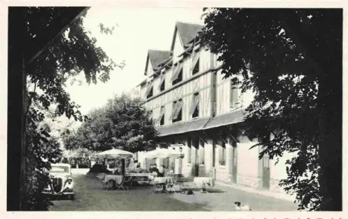 AK / Ansichtskarte Cloyes-sur-le-Loir Chateaudun 28 Eure-et-Loir Hotel-Saint-Jacques Terrasse Restaurant Fachwerkhaus Auto Baeume Tische