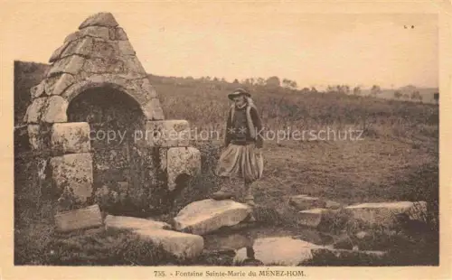 AK / Ansichtskarte Menez-Hom Plomodiern Chateaulin 29 Finistere Fontaine-Sainte-Marie Brunnen Quelle Bretone Tracht Heide Steine