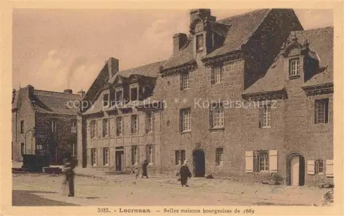 AK / Ansichtskarte Locronan Chateaulin 29 Finistere Maison-bourgeoise Granitgebaeude Platz Passanten Fassade Altstadt