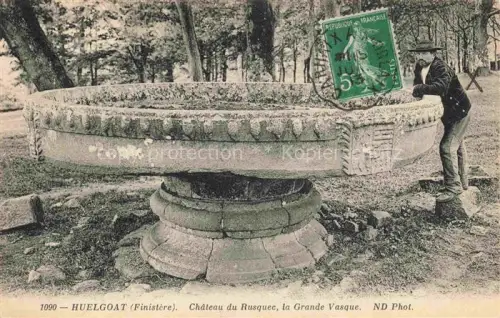 AK / Ansichtskarte Huelgoat Chateaulin 29 Finistere Château-du-Rusquec Grande-Vasque Steinbecken Brunnen Park Baeume Mann