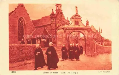 AK / Ansichtskarte Guimillau Guimiliau Morlaix 29 Finistere Sortie-de-Messe Kirche Kirchenportal Bretonische-Trachten Frauen Calvaire Gemaelde Bouchor