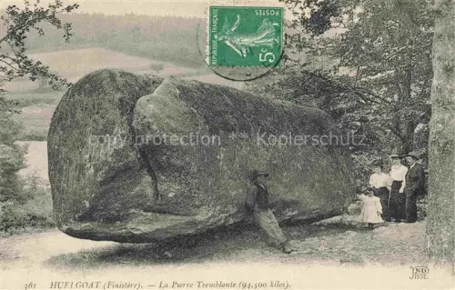 AK / Ansichtskarte Huelgoat Chateaulin 29 Finistere Pierre-Tremblante Felsblock Megalith Personen Wald Landschaft