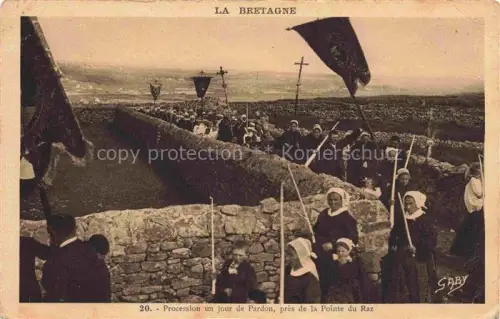 AK / Ansichtskarte Pointe du Raz 29 QUIMPER Finistere Procession Pardon Pointe-du-Raz Bretonische-Trachten Kreuz Fahnen Prozession Kuestenlandschaft