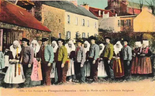 AK / Ansichtskarte Plougastel-Daoulas BREST 29 Finistere Hochzeit Bretonische-Trachten Défilé-de-Mariés Kirchenfeier Maenner Frauen Dorf