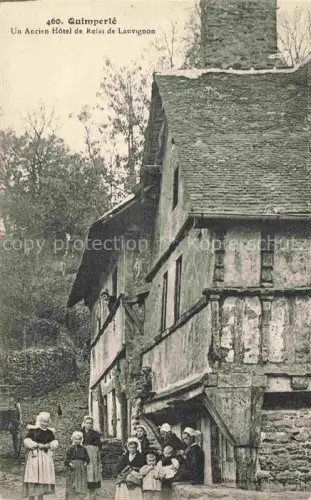 AK / Ansichtskarte Quimperle 29 Finistere Hôtel-de-Relai-de-Lauvignon Fachwerkhaus Bretonische-Tracht Frauen Kinder Altbau Rue-Berthollet