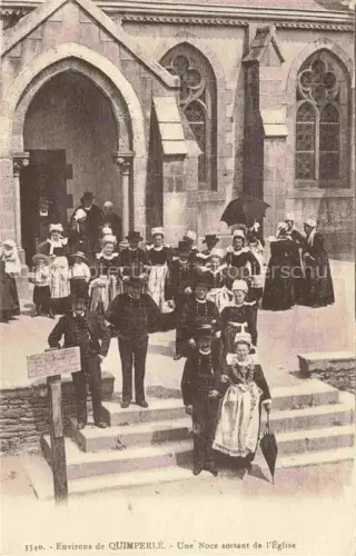 AK / Ansichtskarte Quimperle 29 Finistere Hochzeitsgesellschaft Kirche Bretonische-Tracht Noce Brautpaar Kirchenportal Treppe