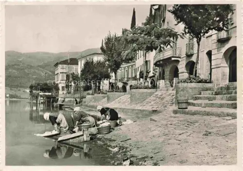 AK / Ansichtskarte Morcote Lago di Lugano TI Lago-di-Lugano Seeufer Waescherinnen Waesche Uferpromenade Gebaeude Berge Frauen
