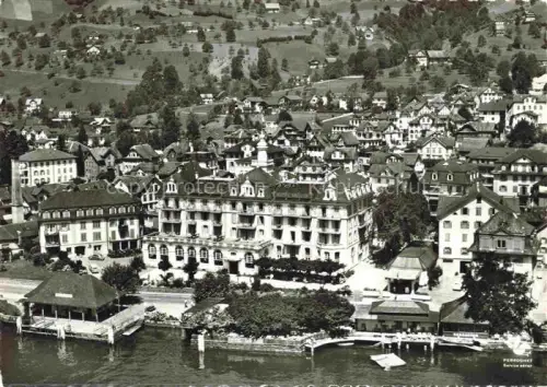 AK / Ansichtskarte Gersau Vierwaldstaettersee SZ Vierwaldstaettersee Grosshotel Uferpromenade Villenviertel Bootsanleger Ortschaft