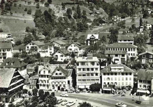 AK / Ansichtskarte Gersau Vierwaldstaettersee SZ Gasthaus-Krone Beau-Rivage Dorfzentrum Wohnhaeuser Strasse Autos Baeume