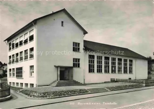 AK / Ansichtskarte Beromuenster Sursee LU Turnhalle Schulgebaeude Modernebau Strasse