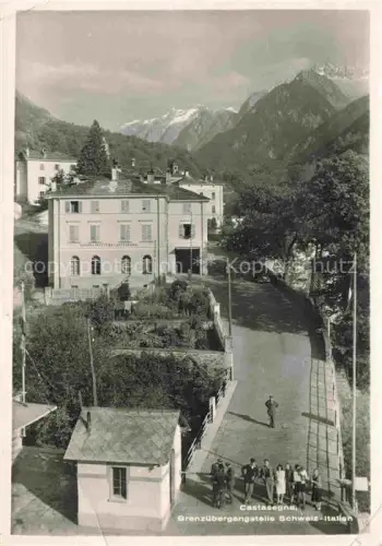 AK / Ansichtskarte Castasegna Maloja GR Grenzuebergang Zollgebaeude Dogana-Svizzera Alpen Passanten Bergtal