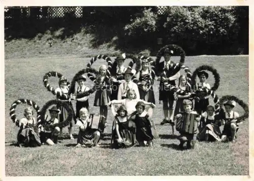 AK / Ansichtskarte FRIEDRICHSHAFEN Bodensee BW Kindergruppe Trachten Volkstanz Kraenze Akkordeon VTHV-Bodensee Garten
