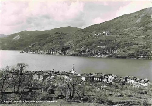 AK / Ansichtskarte Brusino-Arsizio Brusinosizio LUGANO TI Lago-di-Lugano Kirchturm Dorf Berge See Ufer