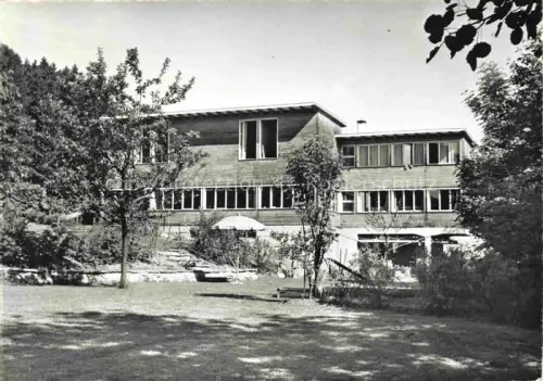 AK / Ansichtskarte Faellanden Uster ZH Jugendherberge Holzhaus Terrasse Garten Baeume Rasen Sonnenschirme