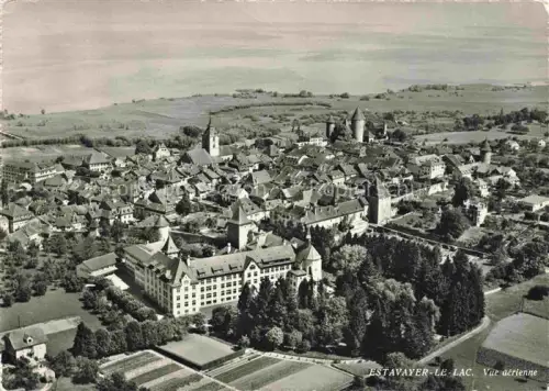 AK / Ansichtskarte Estavayer -le-Lac FR Vue-aérienne Luftbild Altstadt Schloss Kirche See Tuerme Stadtmauer