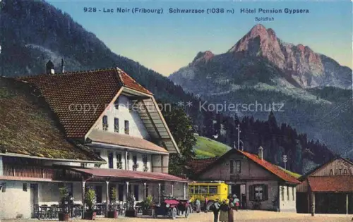 AK / Ansichtskarte Schwarzsee Lac Noir 1050m Sense FR Hotel-Pension-Gypsera Spitzfluh See Bergpanorama Automobil Bus Terrasse