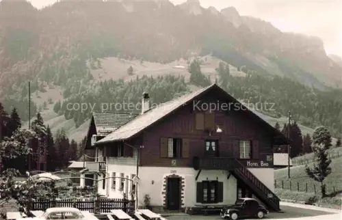 AK / Ansichtskarte Schwarzsee Lac Noir 1050m Sense FR Hotel-Bad Hotel-des-Bains Lac-Noir Café Bergpanorama Automobil Holzhaus