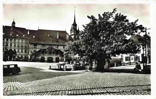 AK / Ansichtskarte Freiburg Fribourg FR L Hôtel-de-Ville Tilleul Rathaus Linde Brunnen Pflasterplatz Automobil Singer-Schild
