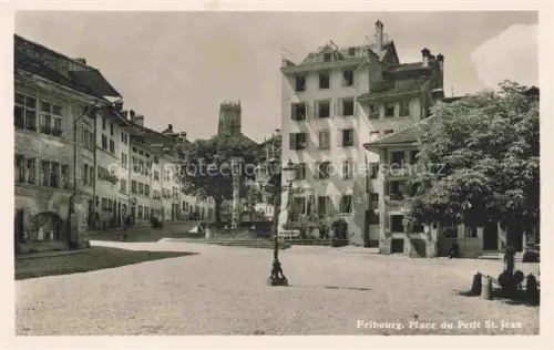 AK / Ansichtskarte Freiburg Fribourg FR Place-du-Petit-St-Jean Platz Brunnen Laterne Turm Altstadt Haeuser Pflaster