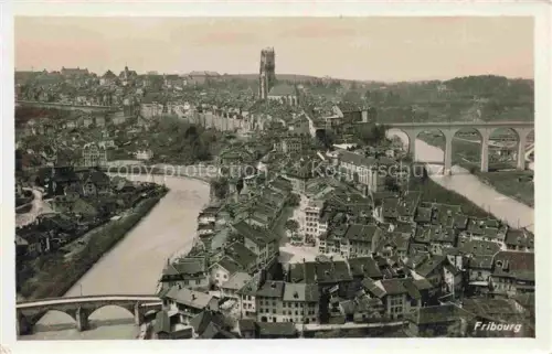 AK / Ansichtskarte FRIBOURG  FR Sarine Viadukt Kathedrale Altstadt Bruecke Fluss Daecher Huegel