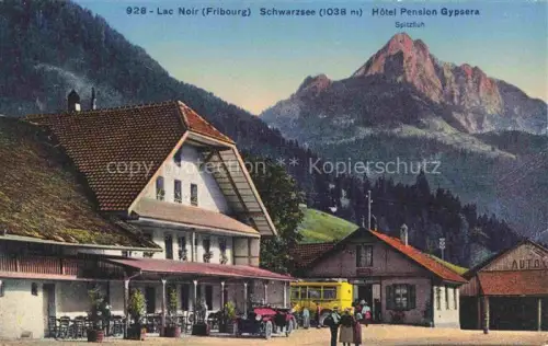 AK / Ansichtskarte Schwarzsee Lac Noir 1050m Sense FR Hôtel-Pension-Gypsera Spitzfluh Berg Auto Postauto Bergsee Wiesen Gasthaus