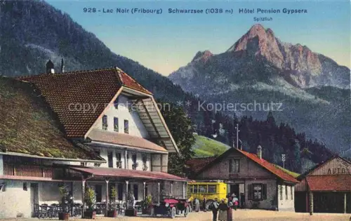 AK / Ansichtskarte Schwarzsee Lac Noir 1050m Sense FR Hôtel-Pension-Gypsera Spitzfluh Berg Auto Postauto Bergsee Wiesen Gasthaus