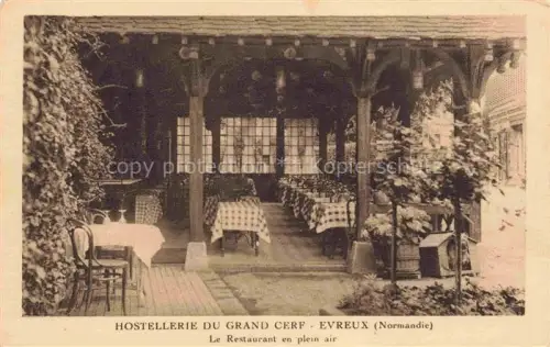 AK / Ansichtskarte EVREUX 27 Eure Hostellerie-du-Grand-Cerf Restaurant-en-plein-air Pergola Tische Holzsaeulen Weinrebe Gastronomie