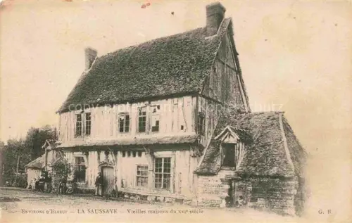 AK / Ansichtskarte La Saussaye BERNAY 27 Eure Vieilles-maisons XVIe-Siecle Fachwerk Historisches-Gebaeude Bewohner Dorfszene