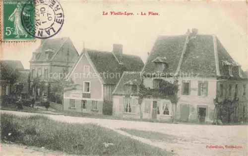 AK / Ansichtskarte La Vieille-Lyre La-Place Dorfplatz Wohnhaeuser Dubonnet-Werbeschild Geschaefte Baeume