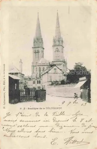 AK / Ansichtskarte La Delivrande CAEN 14 Calvados Basilique-de-la-Délivrande Kirche Zwillingstuerme Kirchtor Mauer Passanten