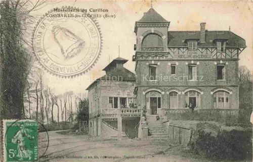 AK / Ansichtskarte Corneville-les-Cloches Corneville-sur-Risle BERNAY 27 Eure Hostellerie-du-Carillon Hotel Gaestehaus Treppe Fachwerk Baeume Garten