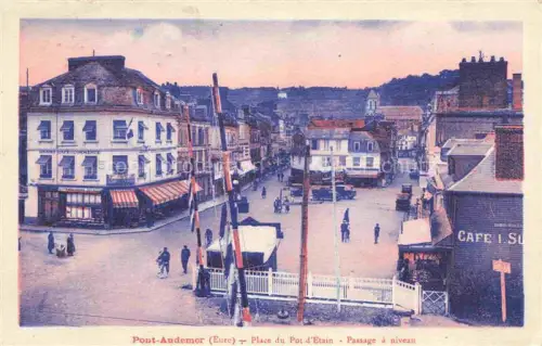 AK / Ansichtskarte Pont-Audemer BERNAY 27 Eure Place-du-Pot-d Etain Passage-à-niveau Grand-Café-Commerce Café Strassenszene Eisenbahnschranke Passanten