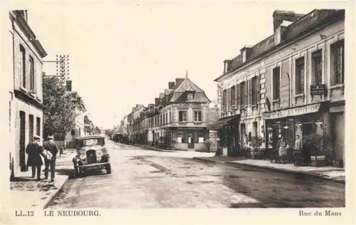 AK / Ansichtskarte Le Neubourg EVREUX 27 Eure Rue-du-Mans Strassenszene Auto Cafe Hotel Passanten Geschaefte