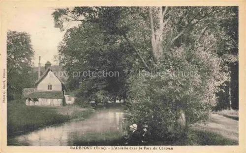 AK / Ansichtskarte Radepont LES ANDELYS 27 Eure Andelle Parc-du-Chateau Fluss Park Baeume Schloss Personen