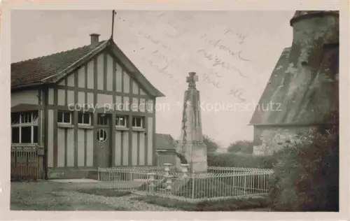 AK / Ansichtskarte Bosquentin LES ANDELYS 27 Eure La-Mairie Fachwerk Kriegerdenkmal Kreuz Kirchturm Dorfplatz