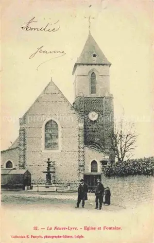 AK / Ansichtskarte La Neuve-Lyre EVREUX 27 Eure Eglise Fontaine Kirchturm Brunnen Maenner Kopfsteinpflaster Dorfplatz