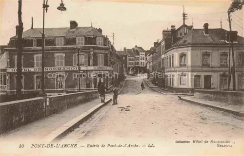 AK / Ansichtskarte Pont-de-l Arche ANDELYS 27 Eure Entrée-de-Pont-de-l Arche Hotel-de-Normandie Restaurant Strassenszene Maenner Hund