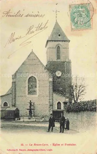 AK / Ansichtskarte La Neuve-Lyre EVREUX 27 Eure Eglise Fontaine Kirchturm Brunnen Maenner Kopfsteinpflaster Dorfplatz